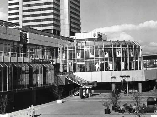 Raschplatz (Kino am Raschplatz) mit Passarelle und Bredero-Hochhaus an der Lister Meile. Foto  (Ausschnitt) von Hans Wagner, 02.1978